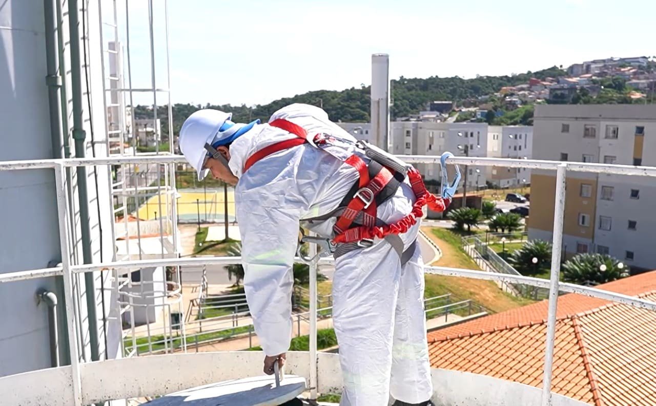 Trabalho em altura em reservatório